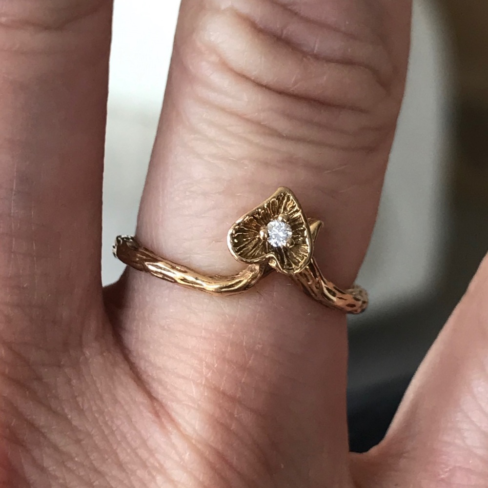 14kt gold heart ring with center diamond, size 6
